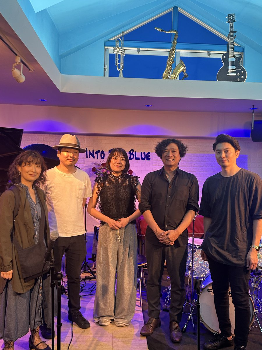 TheNotes_Museum's tweet photo. 10/12加奈子さんライブの次の日は
The Notes ワンマンライブat町田Into The Blue
こちらも満員御礼で大盛況。
ゲストの野崎透さん(Gt)
田中敬子さん(Key)
とのThe Notes曲コラボも最高でした。お客様皆さまに心から感謝です https://t.co/3m9p102Ieo