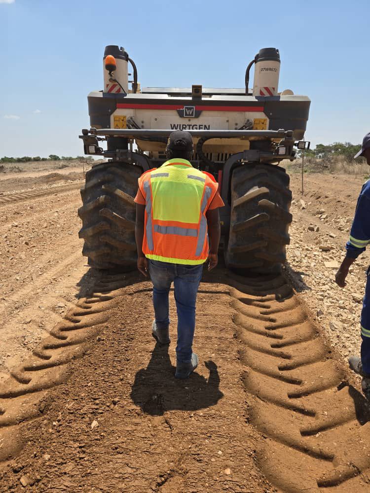 zinaraZW's tweet image. Construction in Progress
Work is underway on the Marondera–Wedza Road (Mushandirapamwe Road)
This road upgrade will improve travel, safety, and is expected to boost economic activity in the area.
#InfrastructureDevelopment
#kmbykm