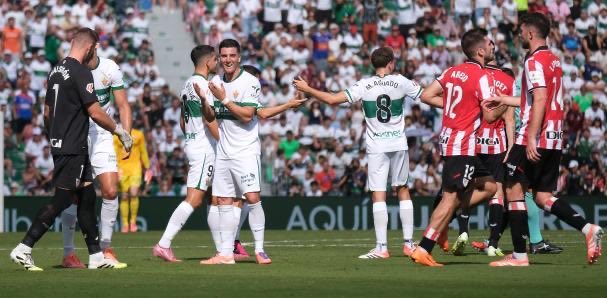 🗣️ Unai Simón dio su versión de la jugada polémica en zona mixta al acabar el encuentro

💬: "Para mí no es falta. Siendo un poco objetivo y poniéndome que si es el central del Elche el que hace esa mano, hubiera pedido roja seguro, al cien por cien" 

"El desequilibrio es