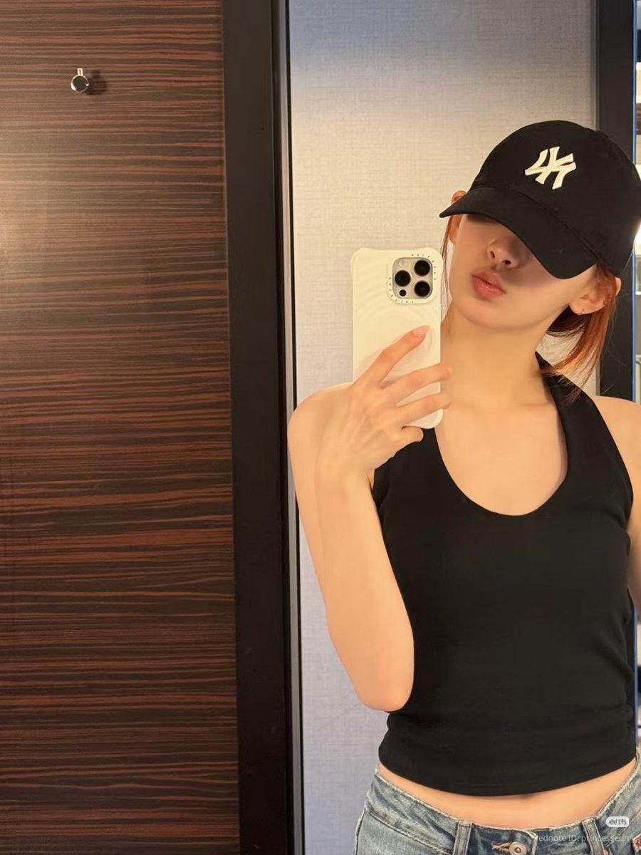 took this in the hotel mirror after arriving. it was already august, and the weather felt warm even indoors. i was wearing a black hat, jeans, and a black singlet, something easy to wear after a long trip. i didn’t try to match, but it turned out looking simple in a nice way.