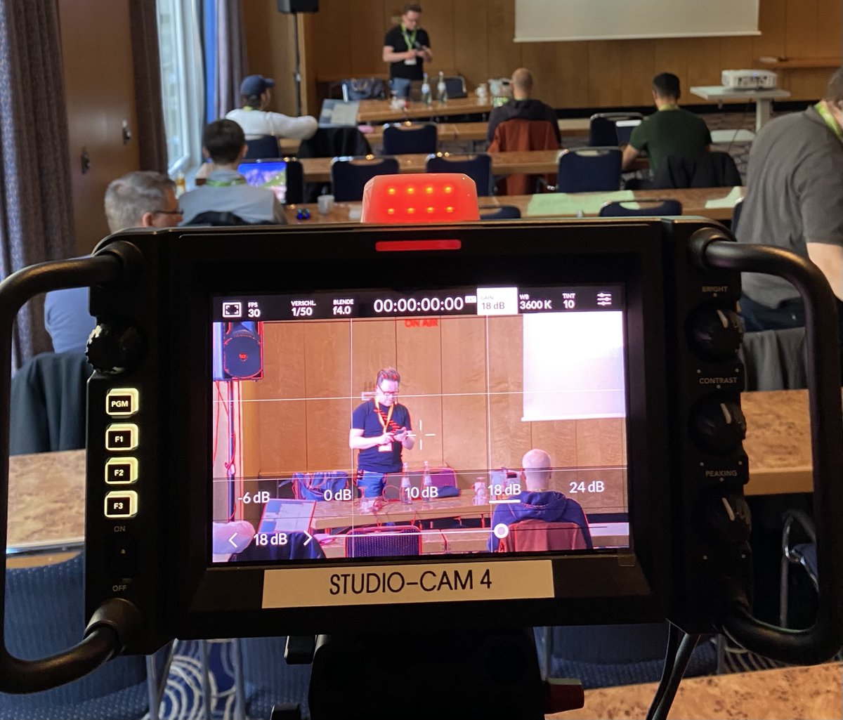JS_Days's tweet image. Kaffee steht, Brille glänzt: Laptop läuft- los geht es jetzt mit den ersten Workshops! 😃☕
Heute Vormittag erwarten dich:
JavaScript- Upgrade für 25/26 -Peter Kröner
RX-Operatoren Basics - @webdave_de
Smarter Coden mit KI - @sogldaniel