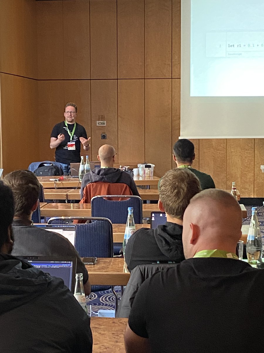 JS_Days's tweet image. Kaffee steht, Brille glänzt: Laptop läuft- los geht es jetzt mit den ersten Workshops! 😃☕
Heute Vormittag erwarten dich:
JavaScript- Upgrade für 25/26 -Peter Kröner
RX-Operatoren Basics - @webdave_de
Smarter Coden mit KI - @sogldaniel