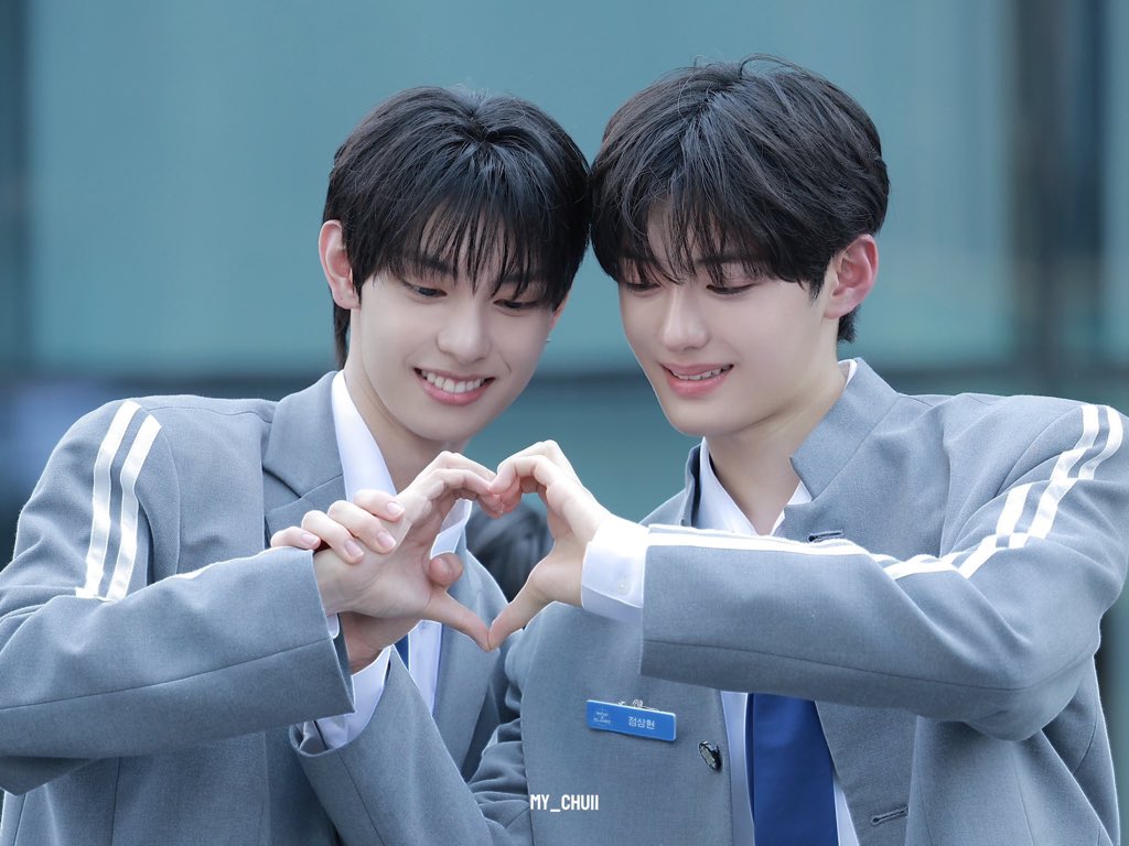 Guri_Guri_T's tweet photo. 하트 할 때마다 연하가 연상 손목을 잡음 https://t.co/io2KYEtPnj