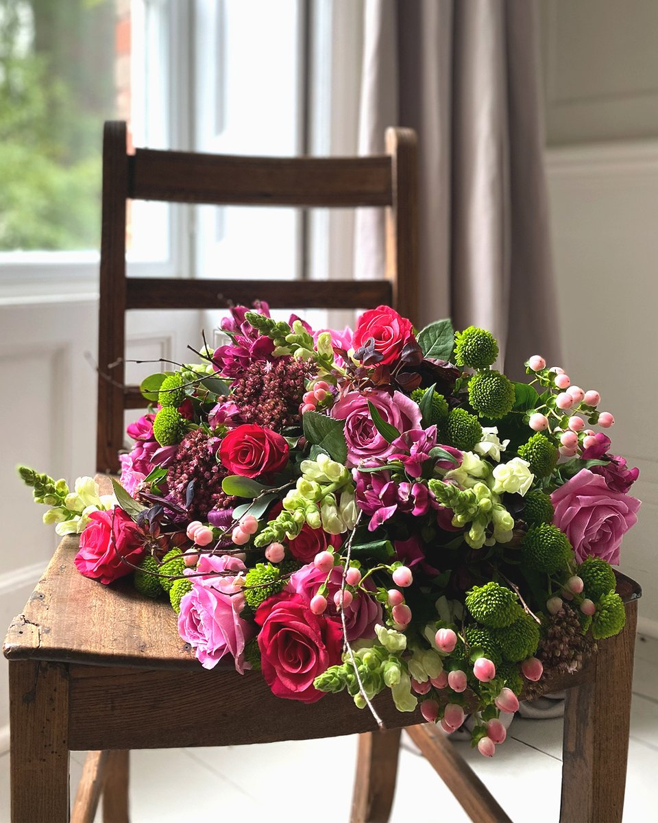 Embrace Autumn with our luxurious bouquet of pearly pink and cerise roses with alstroemeria and snapdragons - Autumn Rose 💐
Shop Flowers: bit.ly/3Qg3XQd
