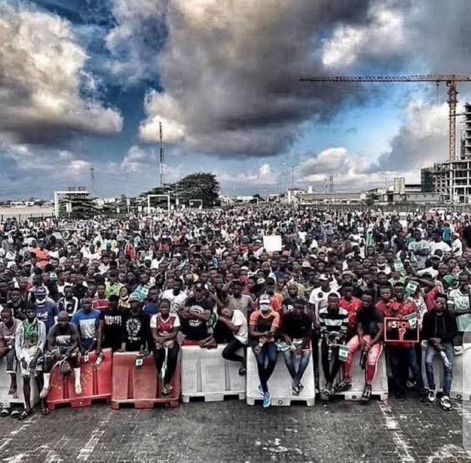 Ism2flow's tweet image. 👉On this day 20th October 2020
                👉We no fit Forget 
    👉To those that lost their lives f!ghting for the country may Jah grant you eternal life ❤️ 
       #ENDSARS_PROTEST