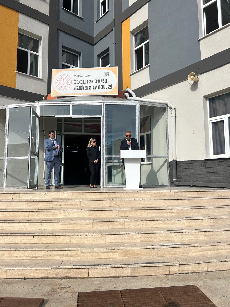 CorluSur's tweet photo. 📸 Geçtiğimiz ay gerçekleştirdiğimiz 2025–2026 Eğitim Öğretim Yılı açılış törenimizden bir kare.
Yenilenen sınıf ve atölyelerimizle, dinamik eğitim kadromuzla öğrencilerimizi yeni dönemde karşıladık.
Tüm öğrencilerimize başarılı bir yıl diliyoruz! 
#Topkapısurokulları https://t.co/Od7BlFHmqE