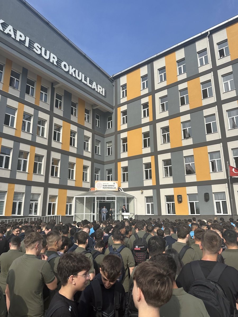 📸 Geçtiğimiz ay gerçekleştirdiğimiz 2025–2026 Eğitim Öğretim Yılı açılış törenimizden bir kare.
Yenilenen sınıf ve atölyelerimizle, dinamik eğitim kadromuzla öğrencilerimizi yeni dönemde karşıladık.
Tüm öğrencilerimize başarılı bir yıl diliyoruz! 
#Topkapısurokulları