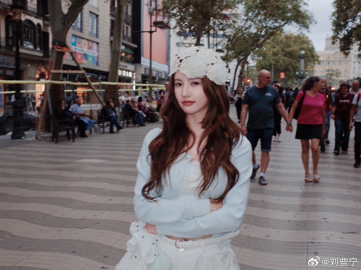 20.10.2025|| Weibo
XIENING updated
Maybe she found her lost files