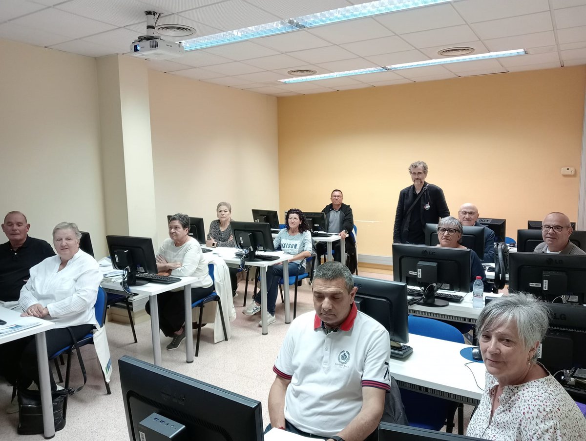 IDFOGirona's tweet image. En @maxiRica, @UGTgi,  i #MariaJesusMalfeitos, secretària general d&apos;@JubilatsUgt a #Girona inauguren la formació d&apos;#informàtica nivell mig subvencionat pel @MSocialGob, @imserso, organitzat per @JubilatsUgt i adreçada a companys/es que segueixen en la lluita: avui la formativa.