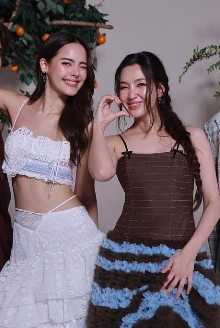 เหมือนญาญ่ายืนกับแอบิเกล