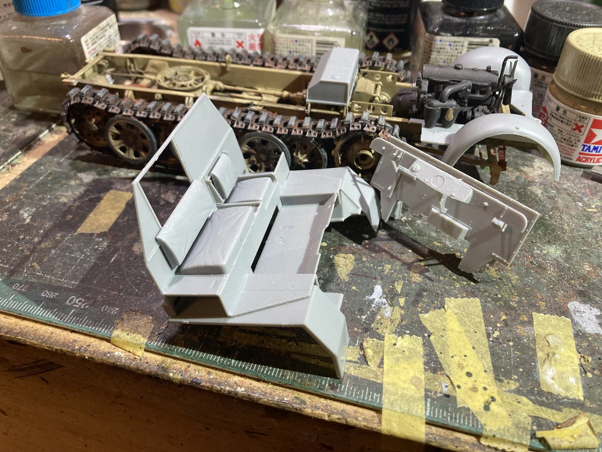 ドラゴン 1/35 SdKfz7/2 制作

フロントフェンダーが2種類あるんですが、間違った方を組んでいたことに気づき、それを直したりしつつ、車体、運転台あたりを組み始めました。
……なぜだか無性にタミヤが組みたくなってきました(笑)