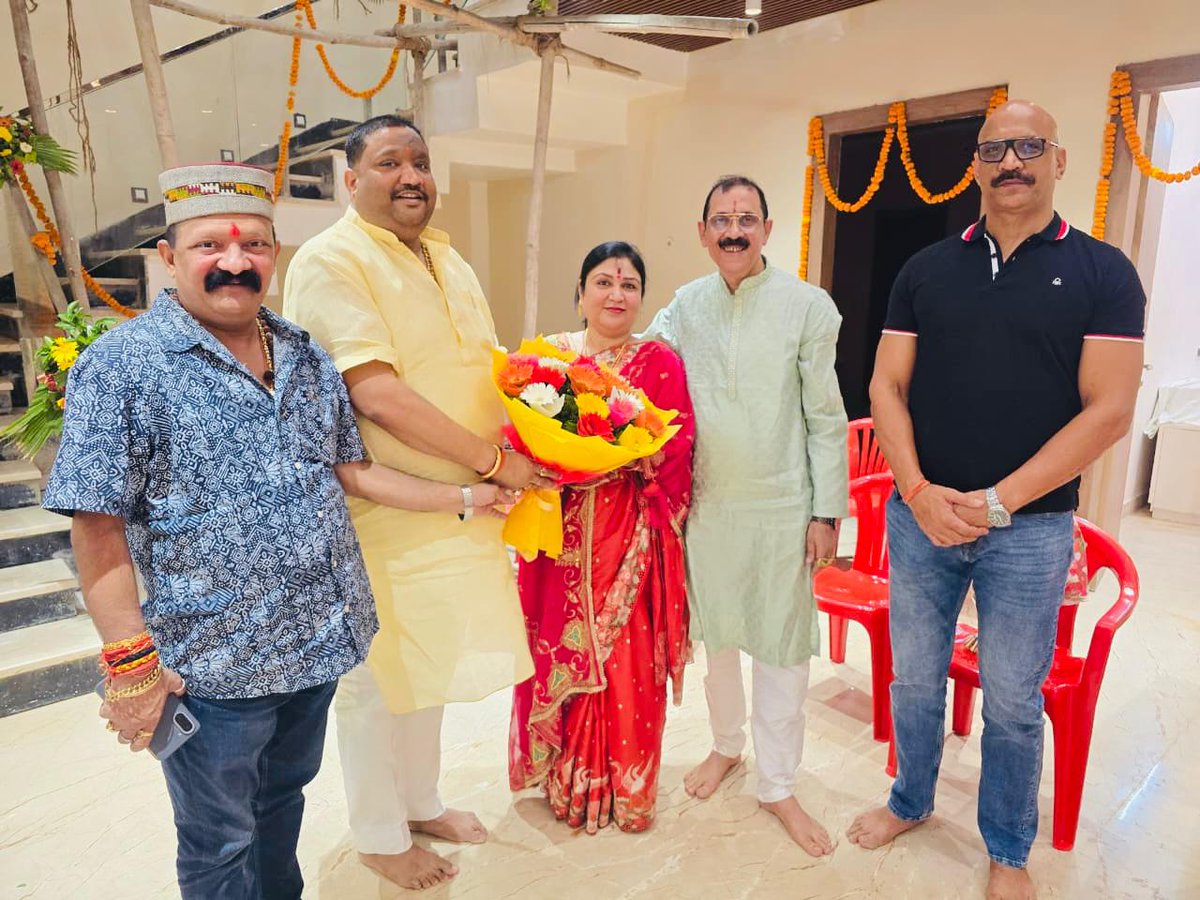 dheerusinghh's tweet image. लखनऊ में बड़े भाई श्री उमेश पांडे जी के नवीन घर के "गृह प्रवेश" कार्यक्रम में पहुंचकर शुभकामनाएं प्रेषित की तथा दीपावली पर्व की हार्दिक शुभकामनाएं एवं बधाई दी।
ईश्वर से यह प्रार्थना है कि यह पावन पर्व समस्त मानवता के जीवन में सुख, समृद्धि और उज्जवल भविष्य का आगमन करे।
आप सभी…