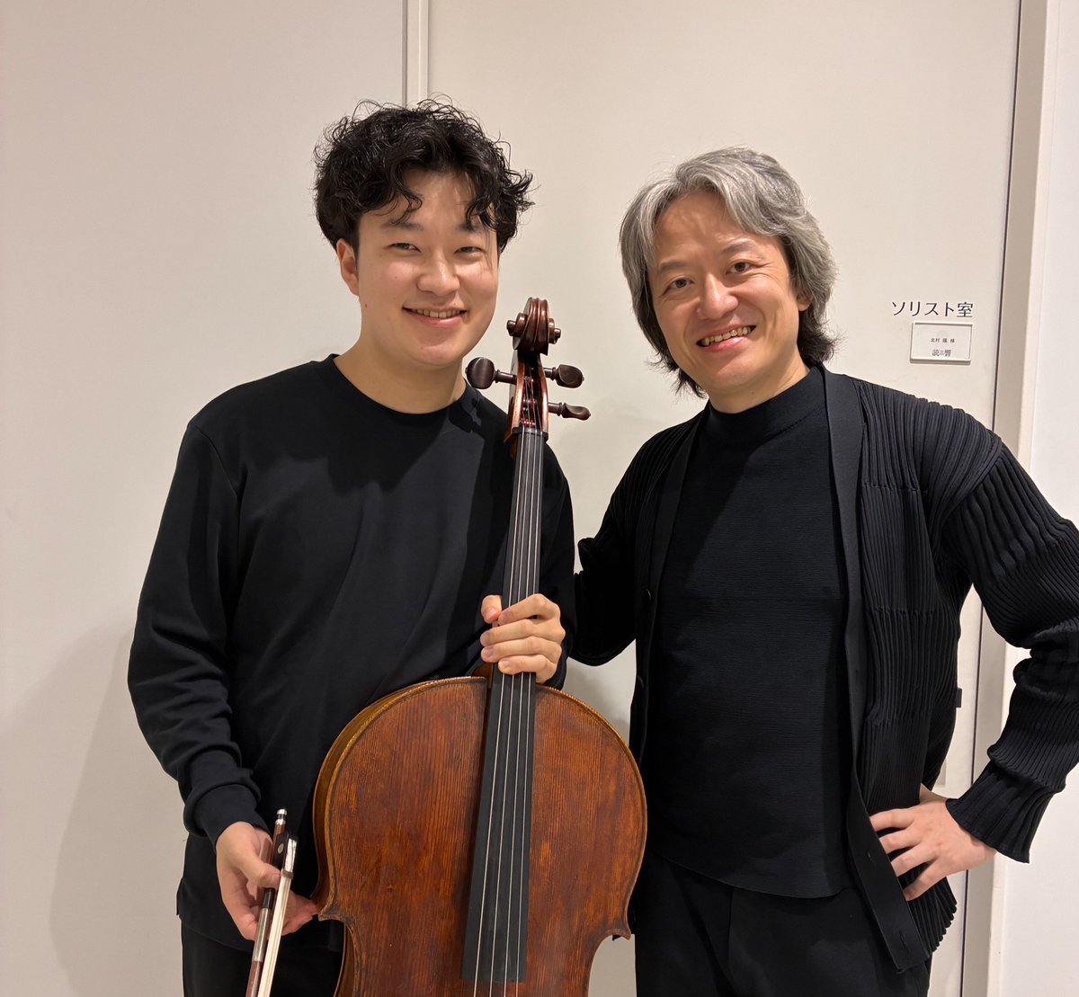#北村陽が #読響 定期公演出演の為にベルリンから帰国✈️リハーサル会場で #鈴木優人 と嬉しい再会も！ハチャトゥリアン：チェロと管弦楽のためのコンチェルト・ラプソディはアルメニアの旋律とリズムが息づく名曲！北村陽魂のラプソディを明日10/21 19:00サントリーホールで🎻
yomikyo.or.jp/concert/2025/0…