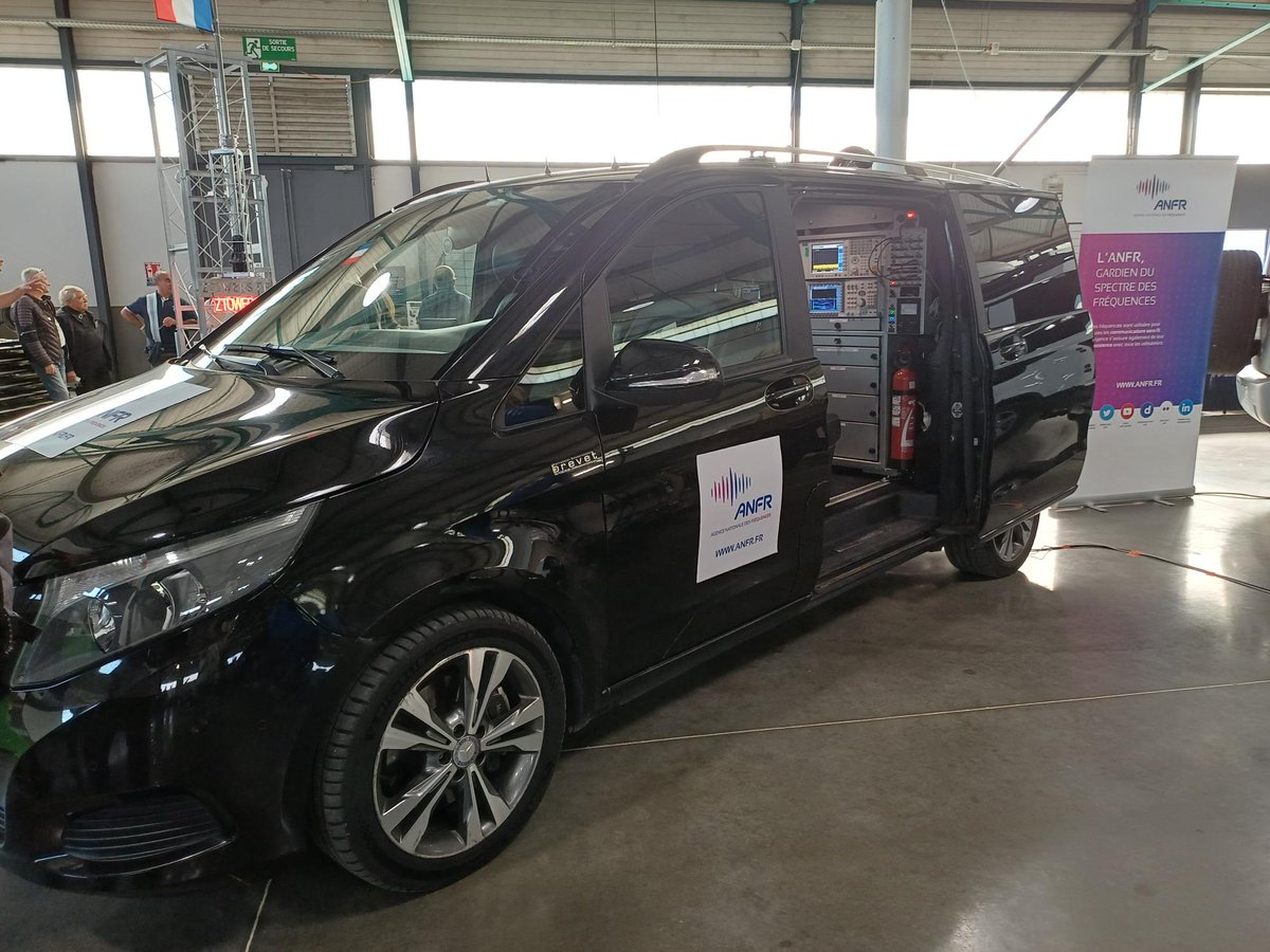 L’<a href="/anfr/">Agence nationale des fréquences</a> était au Sud Expo Radio à Cavaillon !
Une 3e participation placée sous le signe de la technologie et du partage 🤝

Nos équipes ont présenté leurs instruments de mesure du spectre et échangé avec les passionnés d’ondes 🎙️

#Radioamateurs #ANFR #Innovation