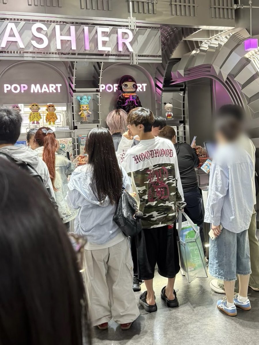 น้องเตนล์ไป Pop mart จริงๆ แล้วคุณopที่เจอเตนล์บอกไปเพราะจะซื้อ molly ตามแบบน้องเตนล์ แล้วเค้าคือพกกานูเล่ไปด้วย น้องเตนล์เห็นแล้วยิ้มให้พร้อมโบกมือกลับให้เค้าด้วย เค้าบอกเตนล์หล่อมากๆ
Pop mart เข้าเตนล์ลีได้เลย ไปบ่อยมาก ชอบจริงๆ🐱💜

Cr: chen