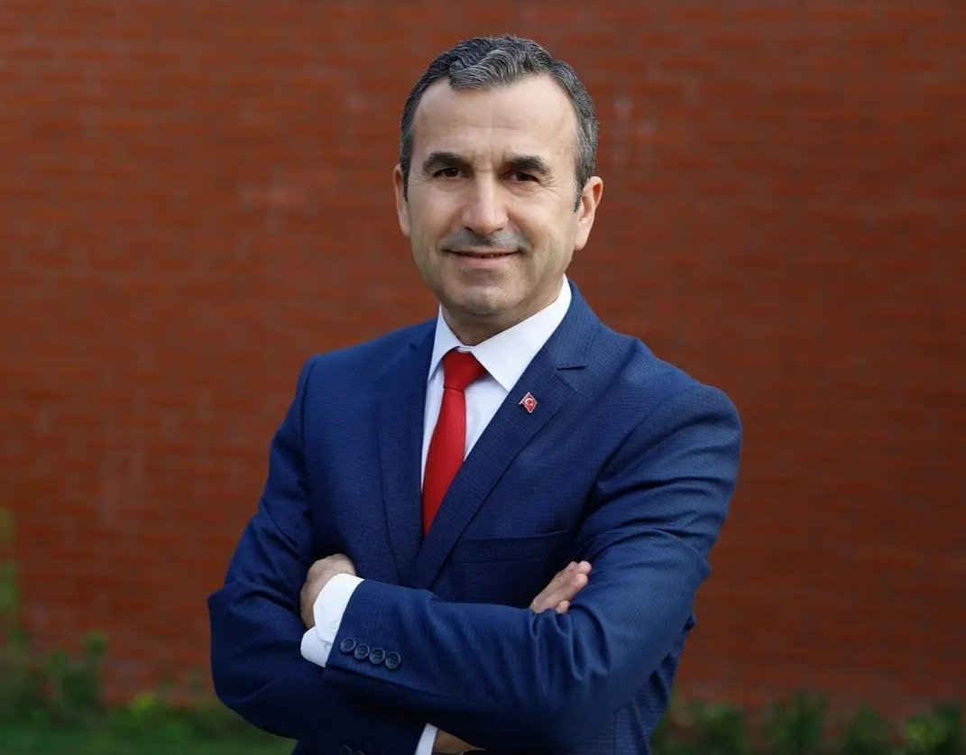 Naim Babüroğlu: Türkiye, “PKK silah bıraktı, bırakıyor…” söylemleriyle oyalanırken…
Suriye’deki PKK/YPG/SDG, Şam ordusuna entegre edilecek hayallerine kapılırken…

ABD, PKK’yı Suriye’de altı tümen (85 bin silahlı terörist) kuvvetinde düzenli bir orduya dönüştürdü…

Çünkü, PKK