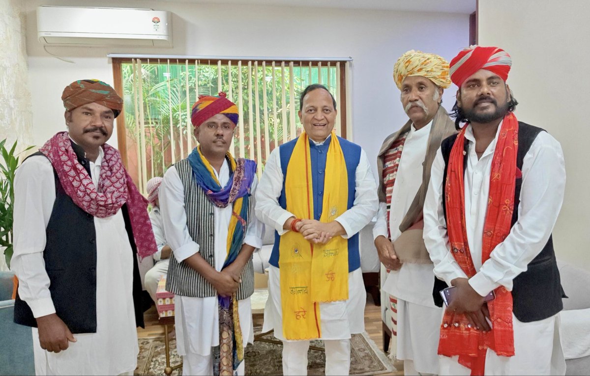 आज आवास पर पद्मश्री अनवर खान जी, अंतरराष्ट्रीय लोक कलाकार का स्नेहिल आगमन हुआ। उनके मधुर गायन ने सभी को मंत्रमुग्ध कर दिया।

आदरणीय प्रधानमंत्री श्री <a href="/narendramodi/">Narendra Modi</a> जी के नेतृत्व में भारतीय संस्कृति और लोककला को जो गौरव एवं सम्मान प्राप्त हुआ है, वह वास्तव में गर्व का विषय है।