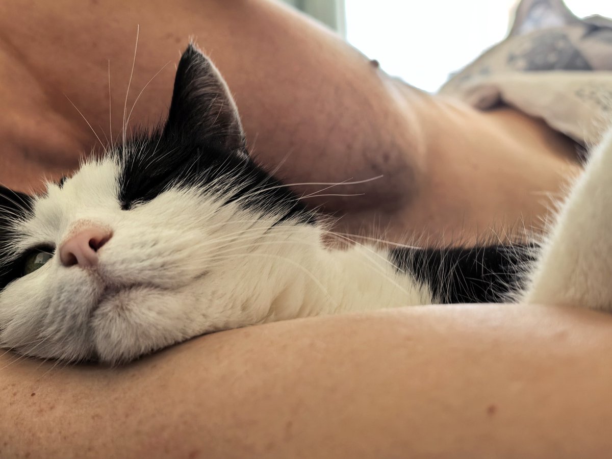 Не пускает на работу