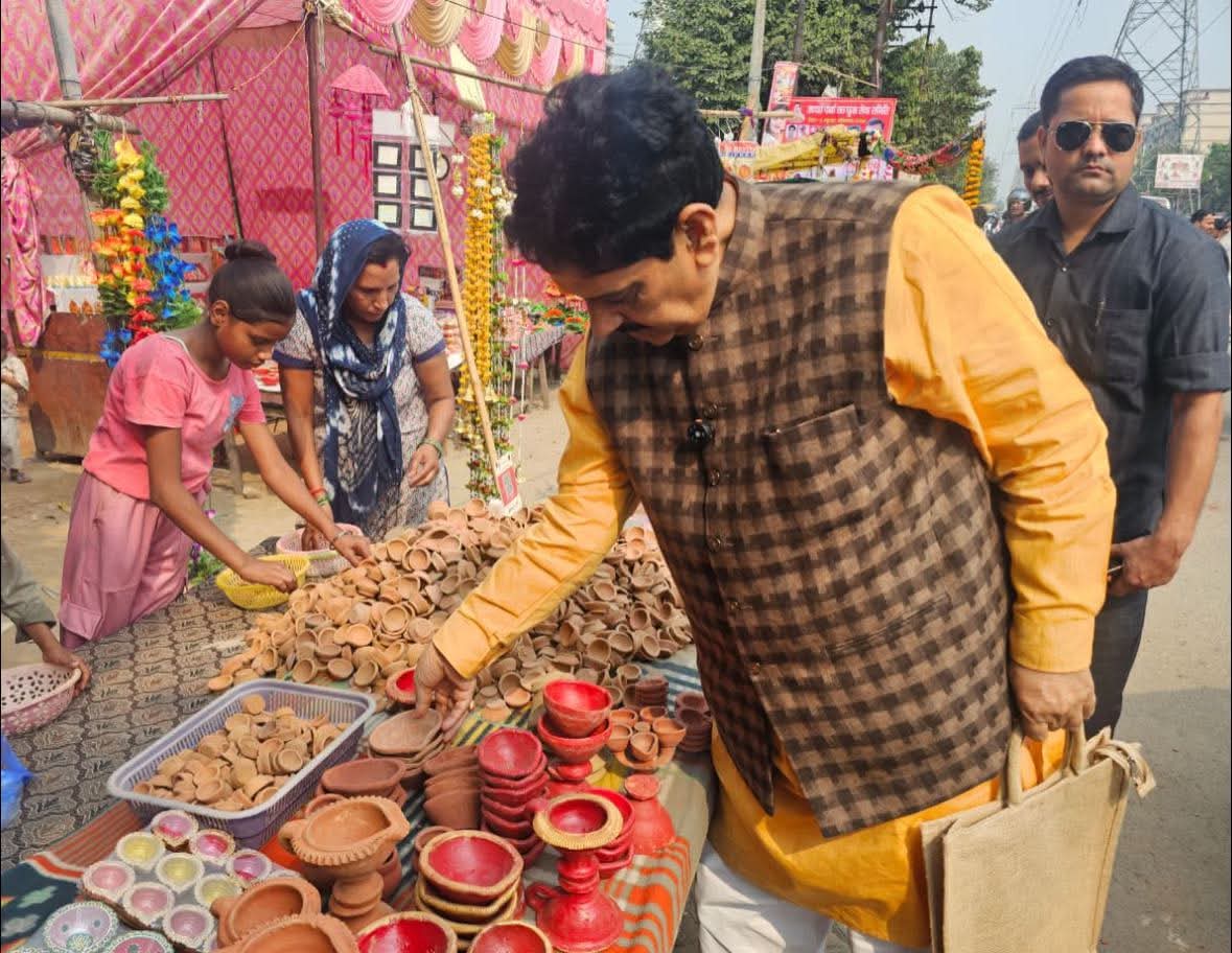 इन दीयों को हाथ में लेते ही मिट्टी की सौंधी महक, कुम्हार भाई-बहनों की मेहनत और आत्मनिर्भर भारत का स्वप्न—तीनों ही दिल को छू गए।

ये सिर्फ दीए नहीं, बल्कि किसी गरीब परिवार की उम्मीद, किसी कुम्हार की रोटी, और हमारी संस्कृति की रोशनी हैं। जब-जब हम मिट्टी के दीए जलाते हैं, तब-तब हम