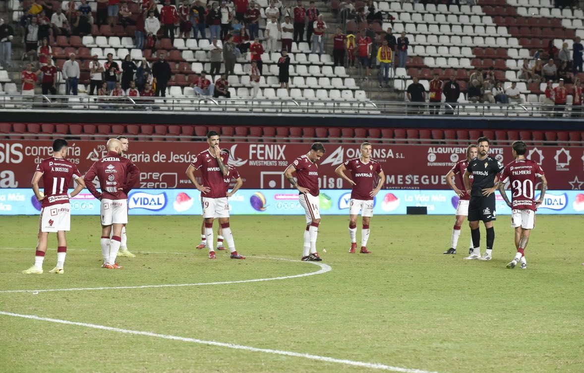 El Real Murcia es colista de Primera RFEF y la paciencia se acabó

La situación es crítica, la mires por donde la mires. Etxeberria no encuentra la solución por ningún lado, “prueba” distintas fórmulas y todas siguen el mismo camino, la nada

La plantilla es corta, y aún más con
