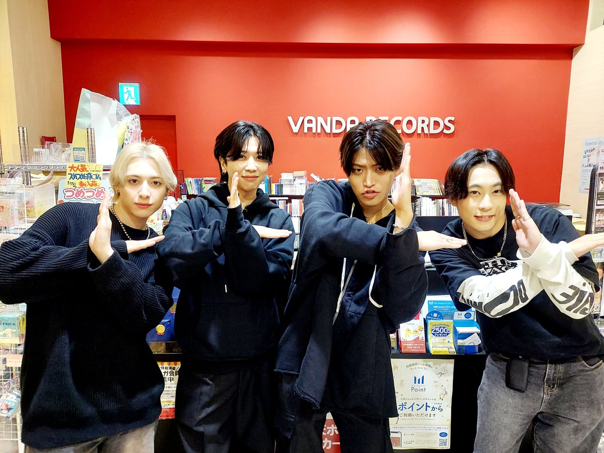 vnd_shinmisato's tweet photo. Last Stageまであと9日。。。
スカイガーデンに9回登場の『#remainVapour』さんがサプライズでご挨拶に😭💦スケジュールが合わずで諦めていた幻の「10回目の新三郷ポーズ」を店頭で実現させて頂きました😆🎵

皆さんのネクストステージも応援し続けていきます #rV

#バンダレコード #ららぽーと新三郷 https://t.co/akY6z23YH9