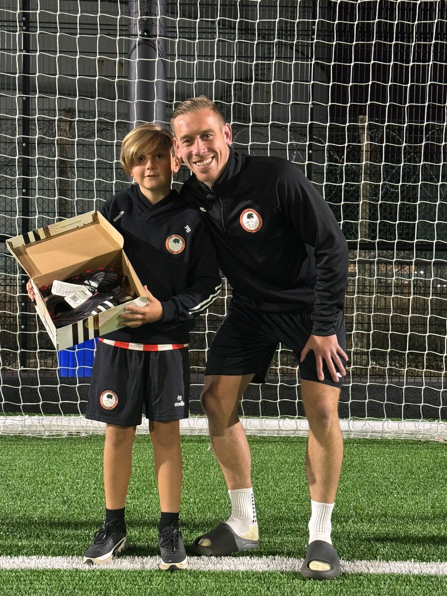 Parker is an U8 player who waited for players after the Ardley game to high 5 them off.

Skipper, Luke Eliiott, reached out to find out who the lad was and invited him down last night to present him with a pair of brand new boots and he also sat in to watch 1st team pre match