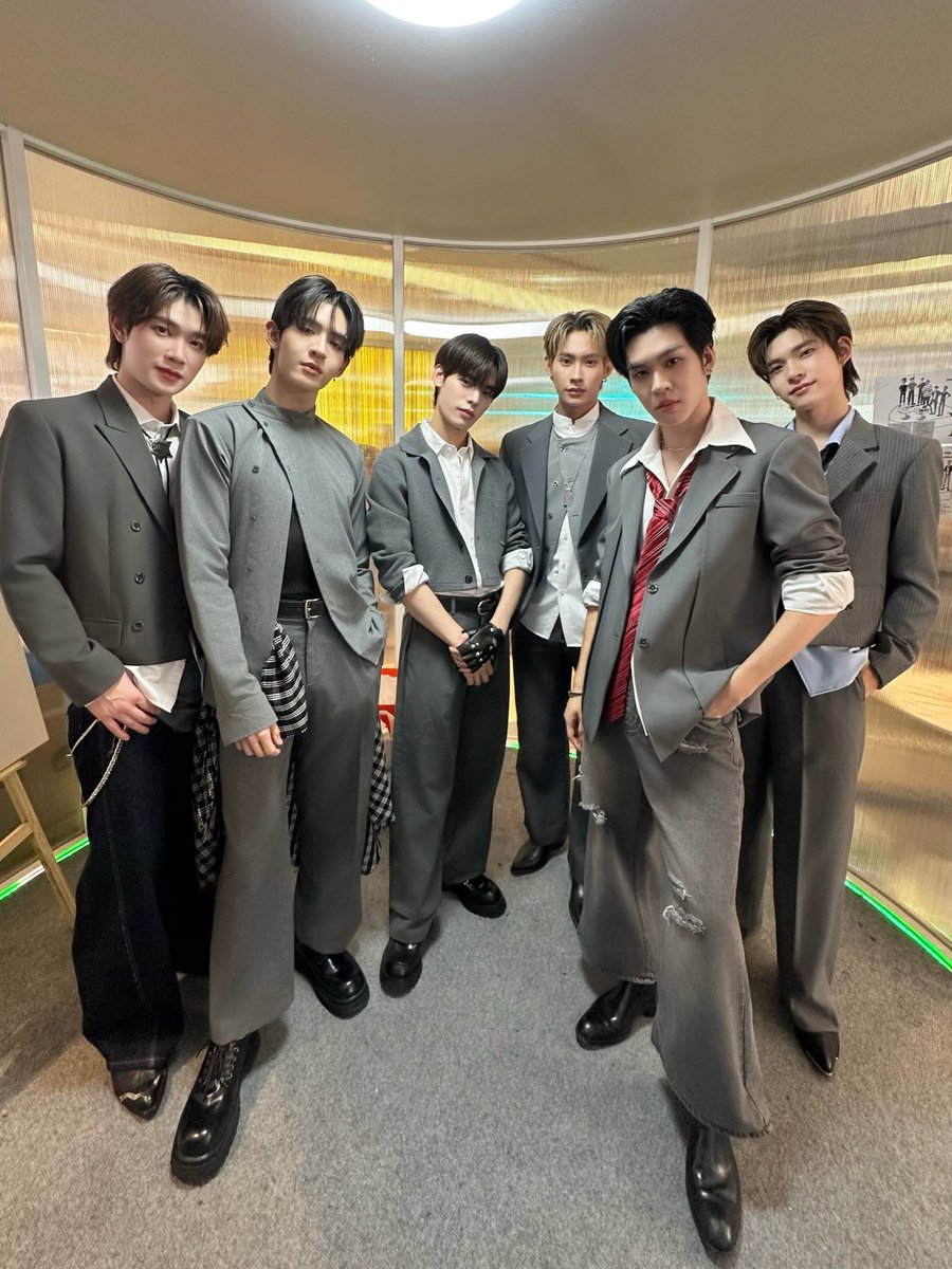 kerdomundi's tweet image. เพิ่นว่าวันนี้จะมาทำให้พี่ ๆ อกหักให้หมดเลยย🫨
รับชม Live ได้ทาง
🔗 : youtube.com/live/e7xTJcUia…
#TMCLIVExDEXX_Besideyou