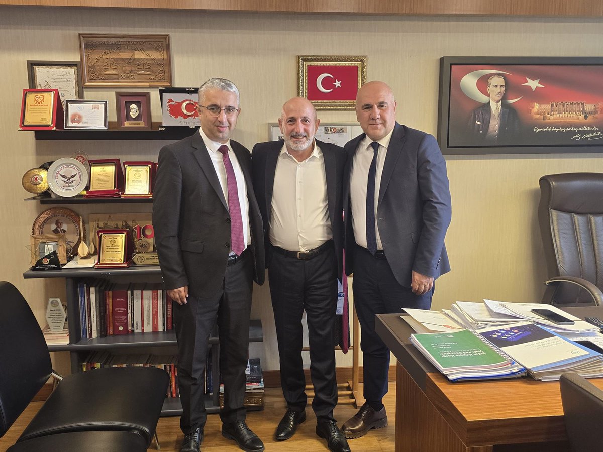 Ali_Oztunc's tweet photo. Haftaya Elbistan ve Ekinözü belediye başkanlarımızın ziyareti ile başladık. Belediyeler Birliği meclis toplantısı için Ankara’ya gelen belediye başkanlarımız Erkan Gürbüz ve Harun Vicdan ile memleketi, sorunları, çözüm yollarını ve partimizi konuştuk. Memleketin sorunlarının çözümünde el ele vererek büyük bir kararlılıkla mücadeleye devam… 

Aslolan halktır. Halkta karşılığı olan başkanlarımız hizmetlerine devam edecekler. Biz siyaseti millet için yapıyoruz. O yüzden de milletimizle beraber yürümeye devam ediyoruz.