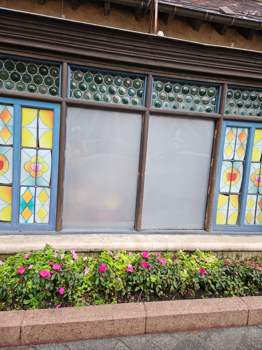 Cave0fWonders's tweet photo. ✨ 🚧 Une partie de la vitrine du la boutique : La Chaumière des Sept Nains est en réhabilitation ✨

#disneylandparis https://t.co/yXP1c3hKxr