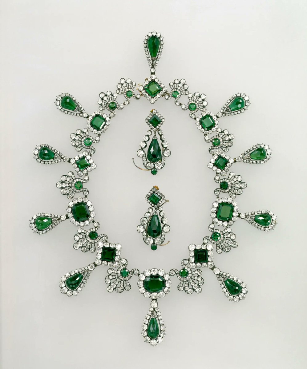 CashBlueprint23's tweet photo. #LouvreHeist-Quick, Professional Job by thieves in 7 minutes on Sunday after Museum was open; Cut through glass panes with battery-powered disc cutter to enter museum, threatened guards, stole 8 19th Century #French Priceless Jewels! ARTISTIC THEFT AT WORLD'S FAMOUS ART GALLERY!! https://t.co/FRQwAWzWOp