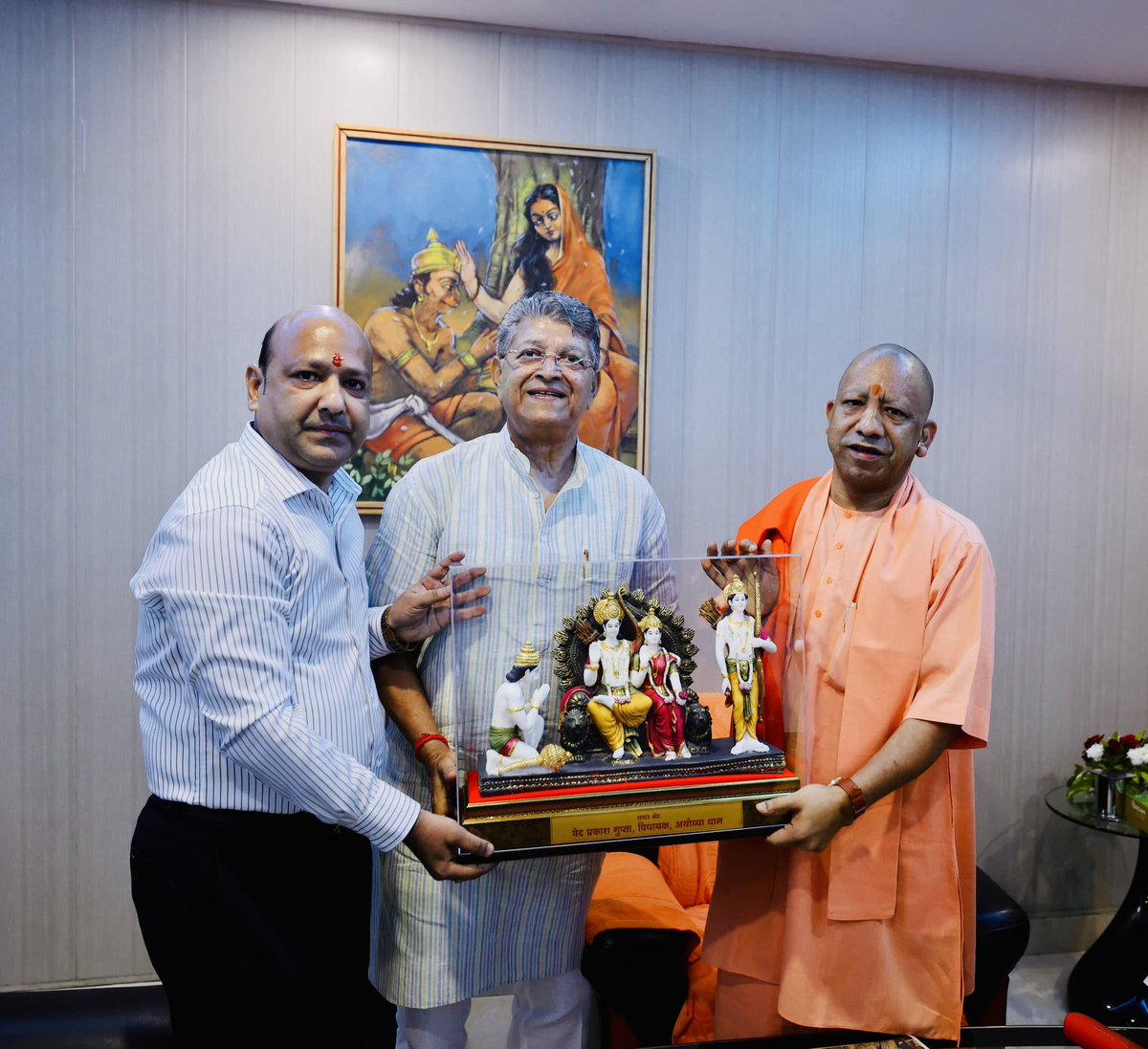 VedPrakashBJP's tweet photo. आज श्री अयोध्या धाम में माननीय मुख्यमंत्री आदरणीय श्री @myogiadityanath जी महाराज से भेट कर उनका आशिर्वाद प्राप्त किया और दिपावाली महापर्व की बधाई एवं शुभकामनाएं दीं।
#Diwali2025 #Diwali #VPGuptaBJP #ayodhya #ShubhDeepawali #HarDilAyodhya https://t.co/s1Br3m5N6N