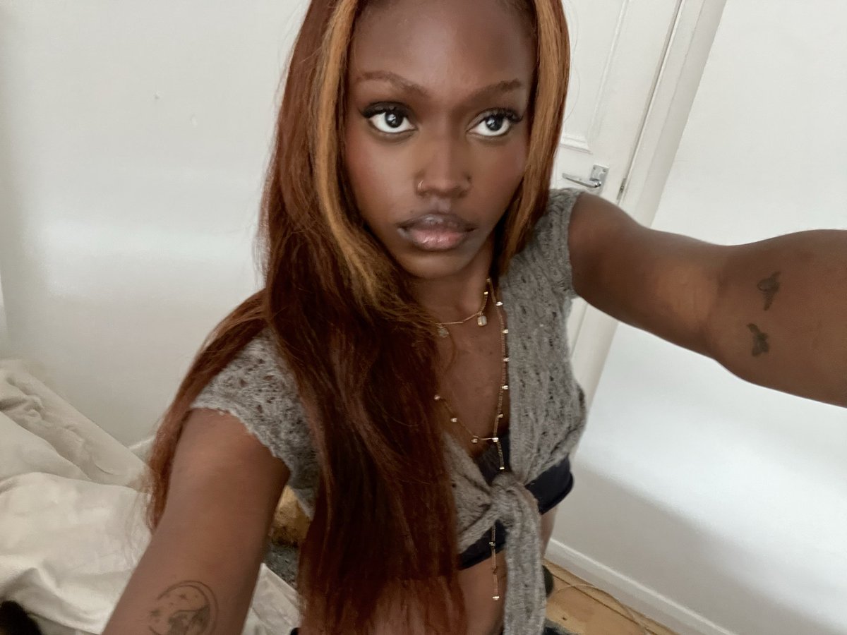 amelianorahbby's tweet image. omg my doll twin