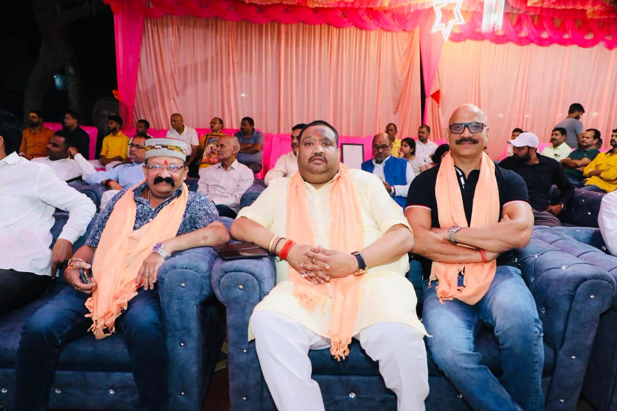dheerusinghh's tweet image. जनपद बाराबंकी के ग्राम चौबीसी में श्री जगत सिंह जी एवं श्री गौरव सिंह जी द्वारा आयोजित श्रीमद्भागवत कथा में सम्मिलित होकर भगवान श्रीकृष्ण की अमृतमयी, प्रेरणादायी एवं जीवनोपयोगी लीलाओं का श्रवण करने का सुअवसर प्राप्त हुआ।
व्यासपीठ पर विराजमान परम पूज्य स्वामी श्री प्रणवपुरी जी…