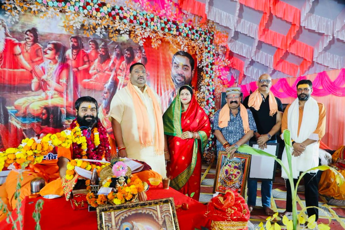 dheerusinghh's tweet image. जनपद बाराबंकी के ग्राम चौबीसी में श्री जगत सिंह जी एवं श्री गौरव सिंह जी द्वारा आयोजित श्रीमद्भागवत कथा में सम्मिलित होकर भगवान श्रीकृष्ण की अमृतमयी, प्रेरणादायी एवं जीवनोपयोगी लीलाओं का श्रवण करने का सुअवसर प्राप्त हुआ।
व्यासपीठ पर विराजमान परम पूज्य स्वामी श्री प्रणवपुरी जी…