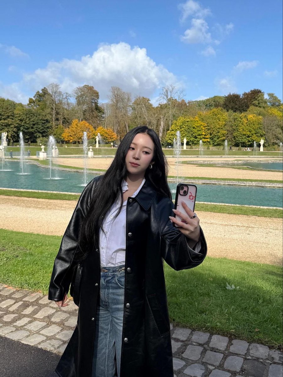 Paris looks even softer when i see it through my own camera, maybe it’s the way the light hits, or maybe it’s just me being in my pretty-rin mood again. i like it when everything feels a little too pretty, a little too shiny, like it’s matching my lip gloss. 💋❤️