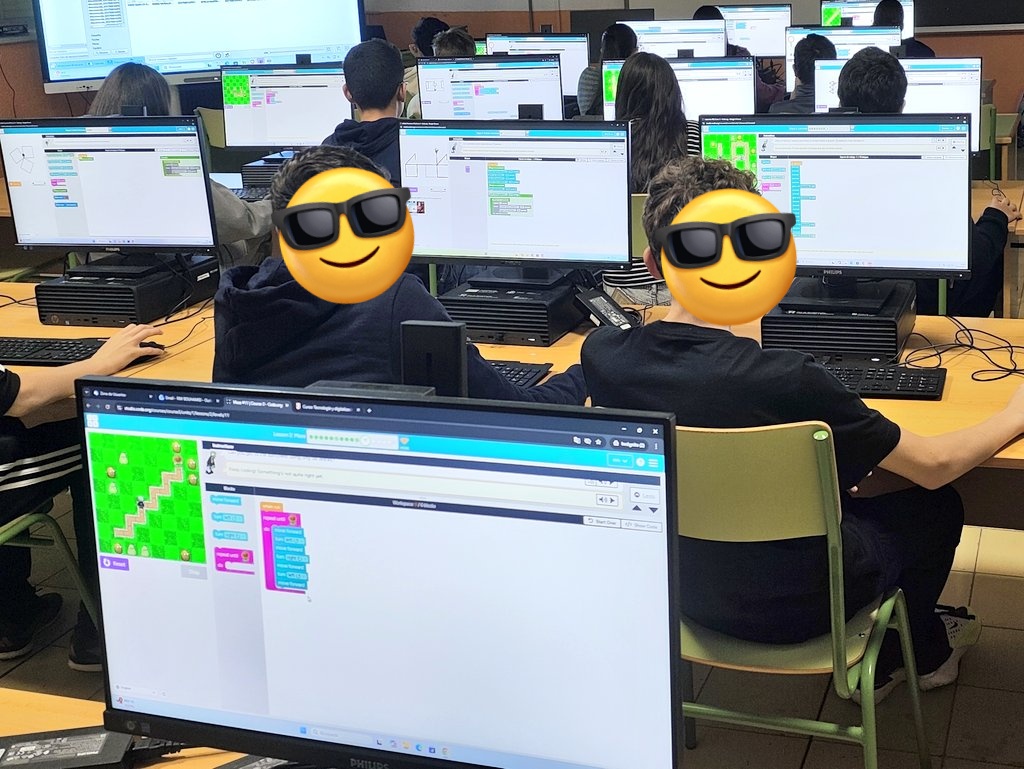 tecuribarri's tweet image. Continuamos celebrando la #codeweek2025 en el @IESMUribarri En tercero ESO, los alumnos aprenden pensamiento computacional y programación con la plataforma code.org