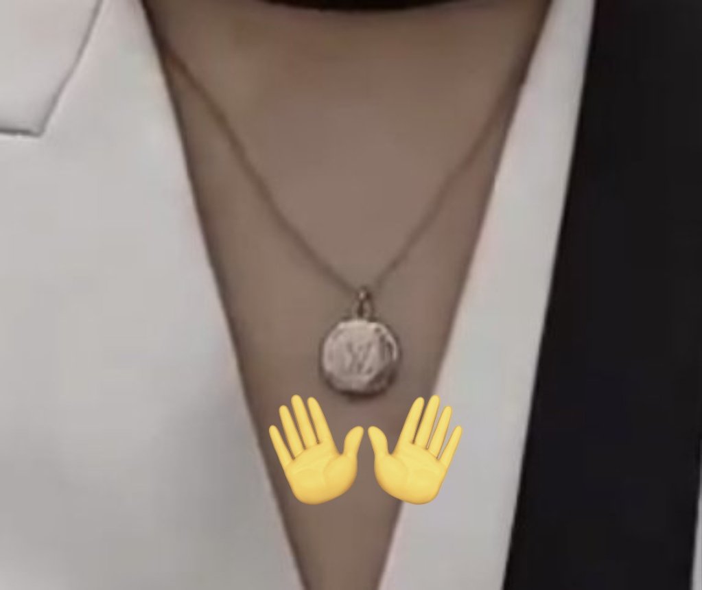 vmnoneko's tweet photo. Same ring. Same necklace.
Don't say the word coincidence to me. Nope nope 🙂‍↔️
And Smart definitely knows what we think about their matching accessories after liking the post yesterday🫠

#SmartBoomIsReal
#SmartBoom
#smartcsnp #BXXMRVW https://t.co/E0xyicXpKy