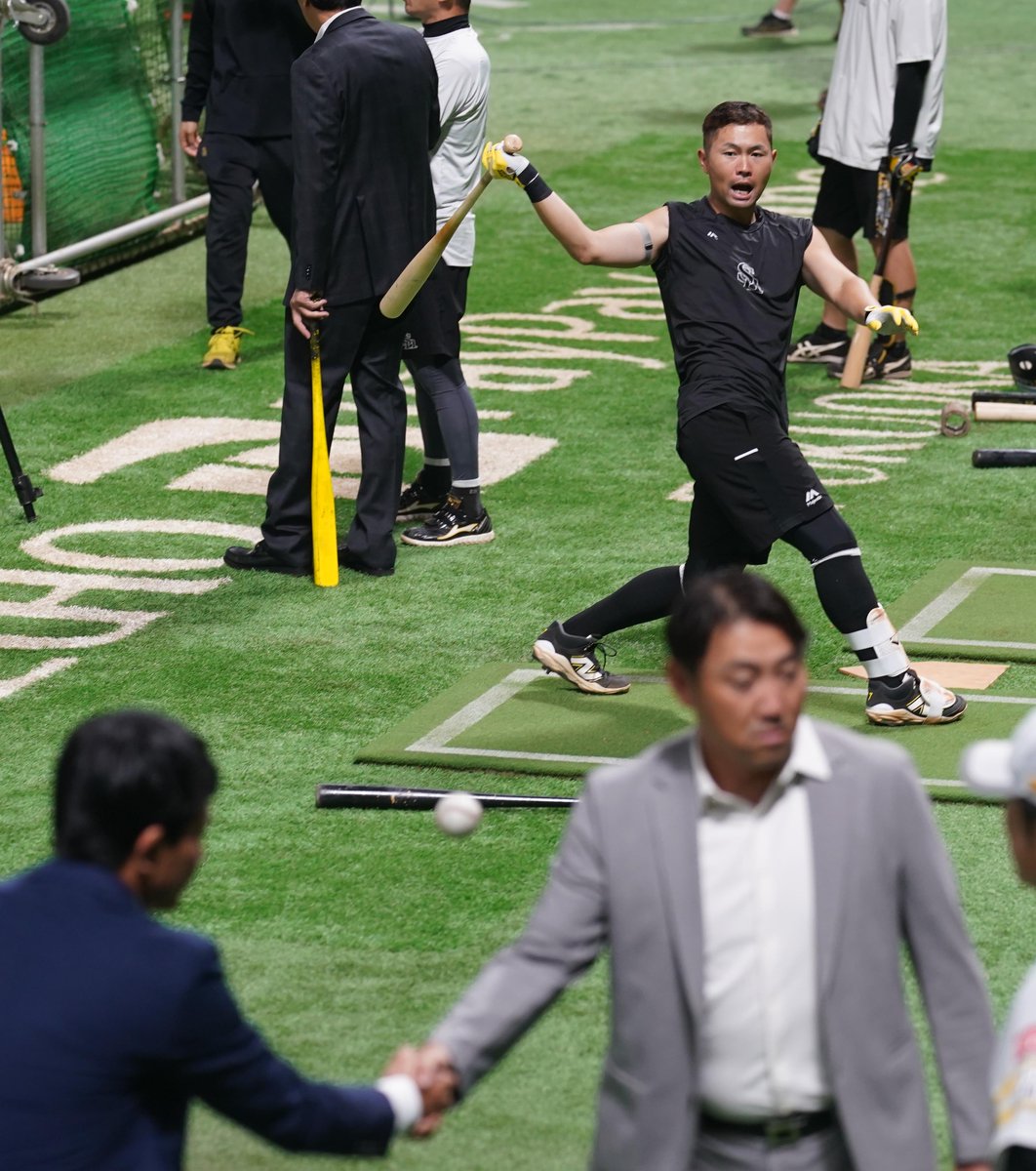 hochisbhawks's tweet image. #中村晃 選手はティーバッティングの打球が内川聖一氏と松田宣浩氏の方向に飛び驚きの顔😅

#NPB #sbhakws #ソフトバンクホークス   スポーツ報知の野球情報hochi.news/npb/