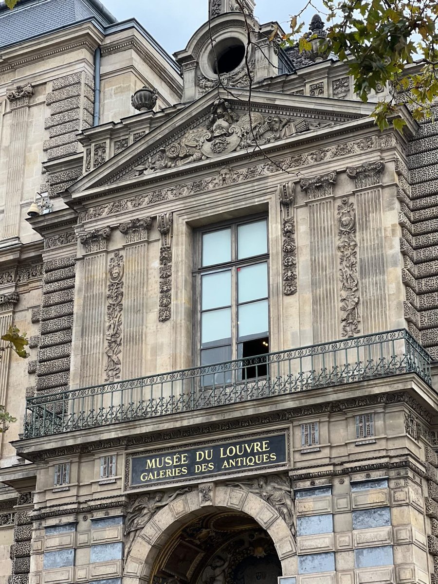 Dexter_Skelter's tweet photo. @SirAfuera Il y en avait carrément une au dessus de la fenêtre. 
En haut à gauche. 🤡🤡🤡 https://t.co/uyM1HlFajK