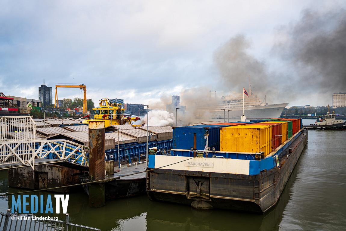 Brand in duwbak bij afvaloverslagstation Rotterdam
