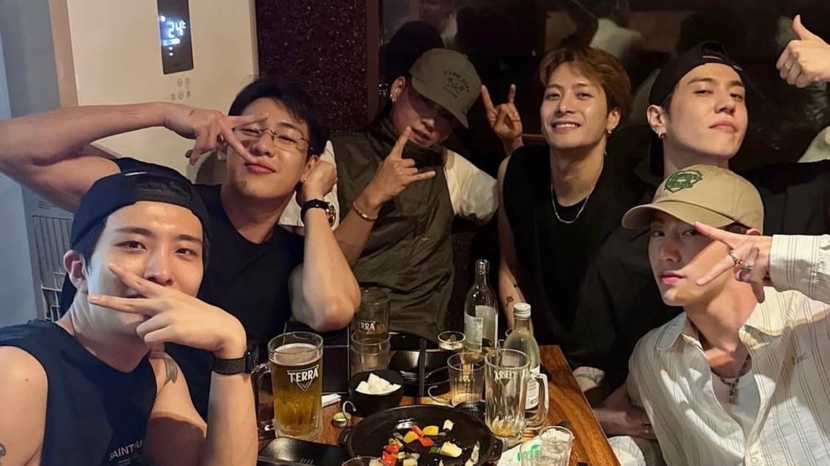 glosswang's tweet photo. me and “i miss my family so much” against the world 

#2025MAMAVOTE #GOT7 https://t.co/iYRODerNOa