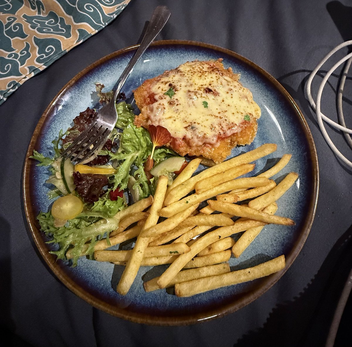 Who tf puts french fries with chicken parmesan? Ok it was good but c’mon. Where’s the pasta?