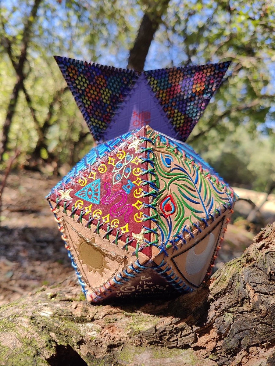NoisyCrafting's tweet photo. "I am your God. Long may I reign!"

👑Mollymauk Tealeaf🦚 #dicebag
@executivegoth @criticalrole

#mightynein #themightynein #criticalrole
#criticalrolefanart #mollymauk
#NOISYcrafting https://t.co/JlGZt7SbjX
