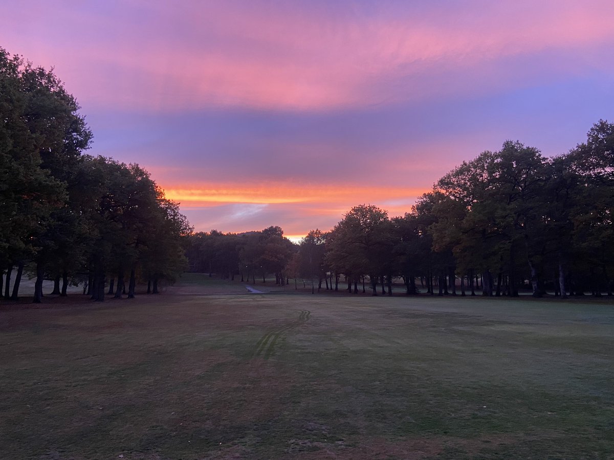 JoeVarelaGolf's tweet photo. Amanece en @Ulzama_Golf https://t.co/ellyUXBm4q