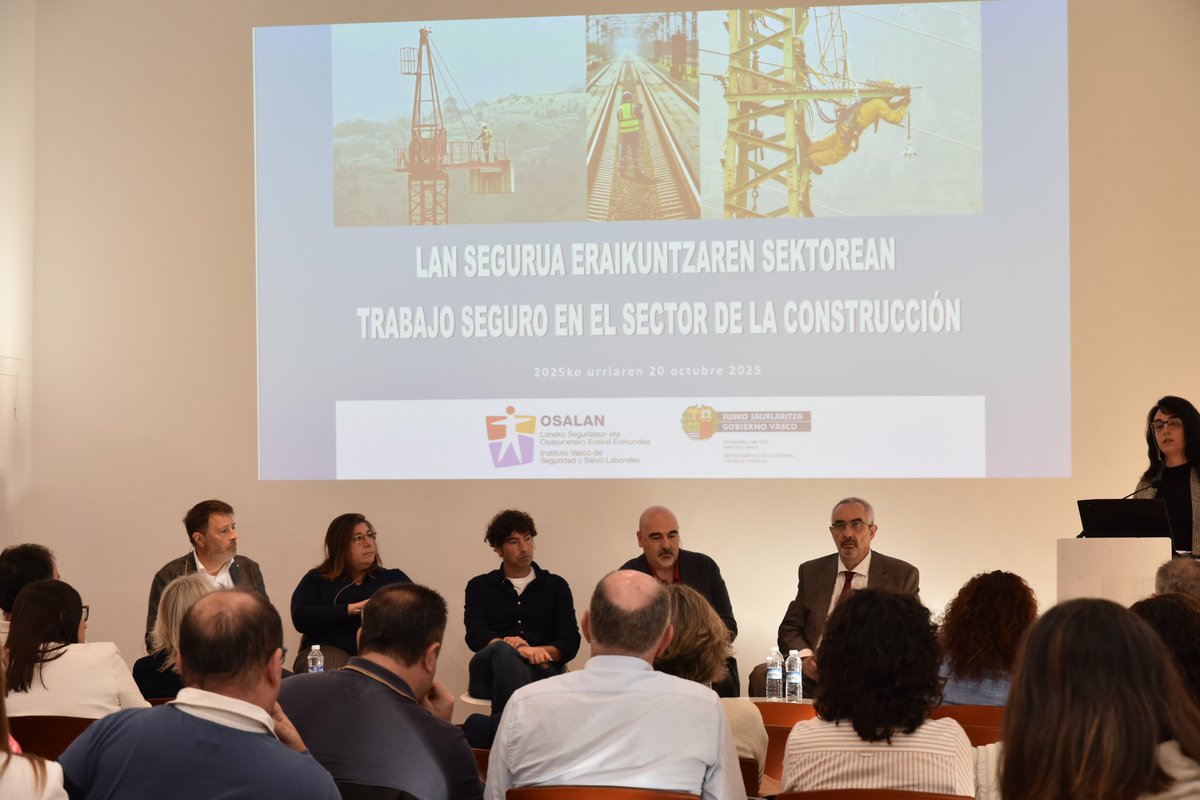 osalanEJGV's tweet photo. 🚄 Trenbide superestrukturen berritze eta mantentze lanetako segurtasuna eta osasuna
Mahai-inguruan prebentzio-arduradunek esperientziak partekatu dituzte trenbide-lanen segurtasunari eta osasunari buruz. 🦺
#Osalan #LanSegurtasuna #Trenbideak #Prebentzioa
🚄 Seguridad y salud en los trabajos de renovación y mantenimiento de superestructuras ferroviarias
En la mesa redonda han participado:
• Aitor Cecilia Mandaluniz, responsable del servicio de prevención en Euskal Trenbide Sarea.
• Gorka Nespral Rueda, responsable de la Unidad PCMA Zona Norte de COMSA Corporación.
• Jesús Jaime Ruiz Antón, profesional experto en prevención de riesgos laborales.
• Monika Ubierna Plaza, responsable del Departamento de Prevención para la Dirección Atlántica de Ferrovial Construcción.
• Alfonso Argüeso López, jefe del Departamento del Servicio de Prevención de COMSA Corporación.
Moderadora: Lorea Arrien Elgezabal, técnica PRL del sector de construcción en el Centro de Osalan en Álava. 🦺
#Osalan #SeguridadLaboral #Ferrocarril #Prevención