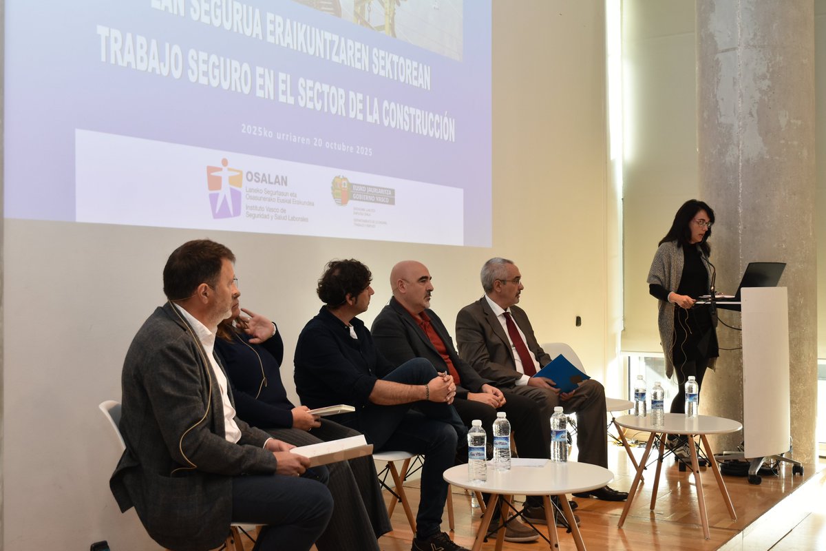 osalanEJGV's tweet photo. 🚄 Trenbide superestrukturen berritze eta mantentze lanetako segurtasuna eta osasuna
Mahai-inguruan prebentzio-arduradunek esperientziak partekatu dituzte trenbide-lanen segurtasunari eta osasunari buruz. 🦺
#Osalan #LanSegurtasuna #Trenbideak #Prebentzioa
🚄 Seguridad y salud en los trabajos de renovación y mantenimiento de superestructuras ferroviarias
En la mesa redonda han participado:
• Aitor Cecilia Mandaluniz, responsable del servicio de prevención en Euskal Trenbide Sarea.
• Gorka Nespral Rueda, responsable de la Unidad PCMA Zona Norte de COMSA Corporación.
• Jesús Jaime Ruiz Antón, profesional experto en prevención de riesgos laborales.
• Monika Ubierna Plaza, responsable del Departamento de Prevención para la Dirección Atlántica de Ferrovial Construcción.
• Alfonso Argüeso López, jefe del Departamento del Servicio de Prevención de COMSA Corporación.
Moderadora: Lorea Arrien Elgezabal, técnica PRL del sector de construcción en el Centro de Osalan en Álava. 🦺
#Osalan #SeguridadLaboral #Ferrocarril #Prevención