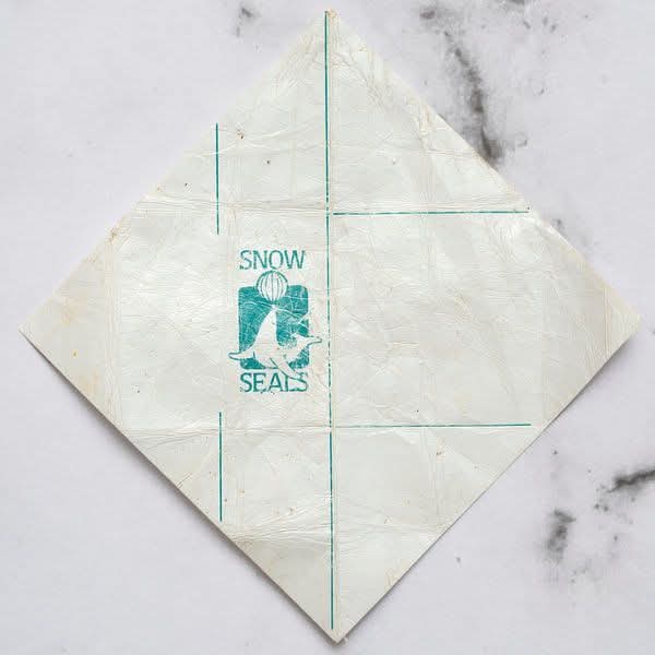 In dit kleine pakje zit meestal een grammetje.

Maar er past nog zo veel meer in:
Je auto
Je huis
Je geld 
Je meubels
Je kledingkast 
Je sieraden 
Je schoenen 
Je fiets
Je telefoon 
Je relatie 
Je kinderen
Je gezondheid 
Je leven
Je trauma's 
Je waardigheid 
Je wil om te leven..