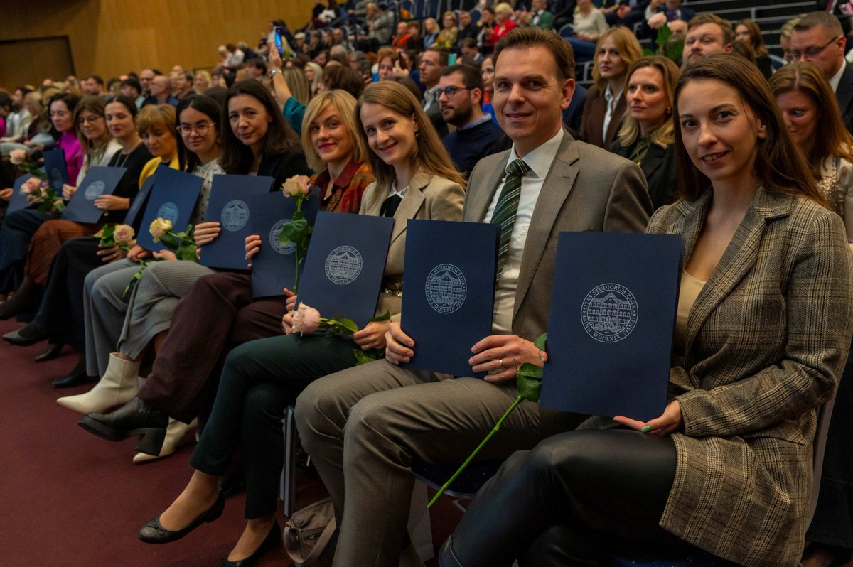 📢 U glavnoj dvorani Sveučilišta u Zagrebu 17. listopada održana je svečana promocija za 117 pristupnika koji su uspješno završili sveučilišne interdisciplinarne specijalističke studije.

🔗👉 tinyurl.com/5n7cmcda

#UniZg #mojesveuciliste #specijalističkistudiji #kompetencije