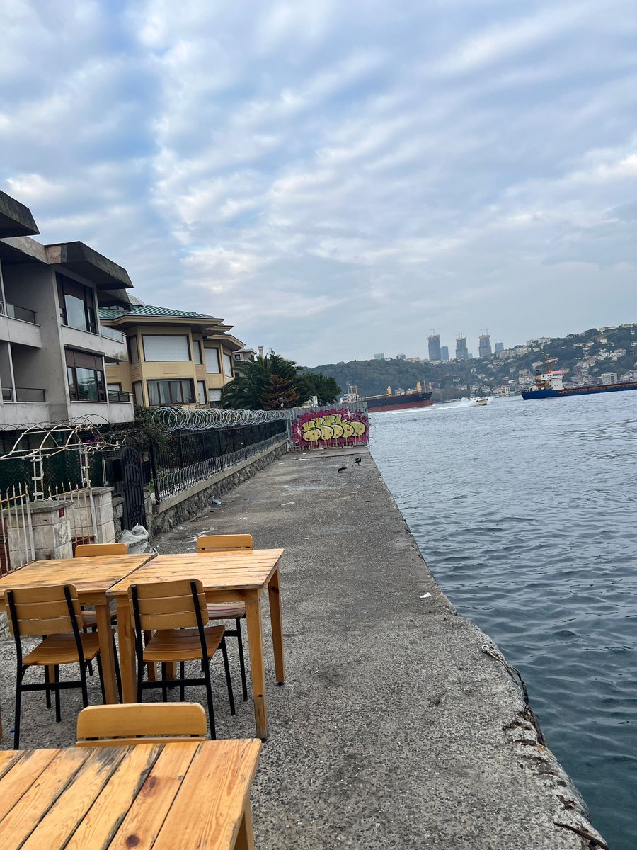 ayhanateser's tweet photo. @halktvcomtr #kandilliyolumilletindir
Lütfen sesimize ses olun . Sessiz sedasız yolumuzu bahçesine katan ,güvenlik gerekçesiyle demir duvarla yola erişimi engelleyenler var. https://t.co/v3ay2iL53o