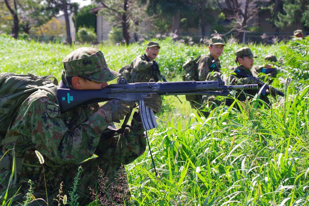 JGSDF_matsumoto's tweet image. #第13普通科連隊 第1・3中隊は配属された新隊員に対し、即戦力になれるよう合同で養成(習熟)訓練を行っています。…その名も、ドラゴンゲート(登竜門)🐉
各個戦闘訓練をはじめ、救急法や射撃など中隊の即戦力となれるよう訓練に励んでいます。
ガンバレ、新配置隊員！！
#新人教育 #ROOKIES